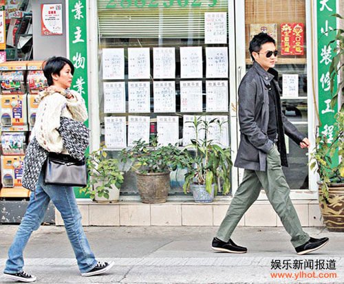 张智霖与袁咏仪急步走欲避开记者